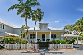 Place to Relax by AvantStay Shared Pool 3 Miles to Smathers Beach Month-Long Stays Only